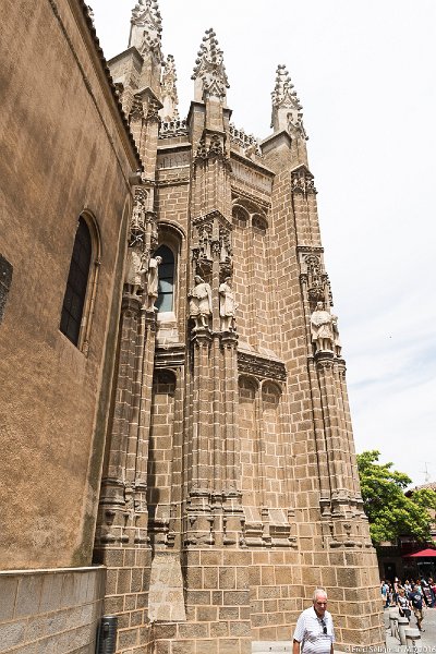 20160605_131915 D4S.jpg - Founded by King Ferdinand and Queen Isabella to commemorate their triumph over the Portuguese at Toro in 1476, the Monasterio de San Juan de los Reyes was started in 1477 according to the plans of architect Juan Guas.The church was finished, together with the splendid cloisters, in 1504, dedicated to St. John the Evangelist, and used from the beginning by Franciscan friars.An example of Gothic-Spanish-Flemish style, San Juan de los Reyes was restored after the damage caused during Napoleon's invasion and after its abandonment in 1835; since 1954 it has been entrusted again to the Franciscans.